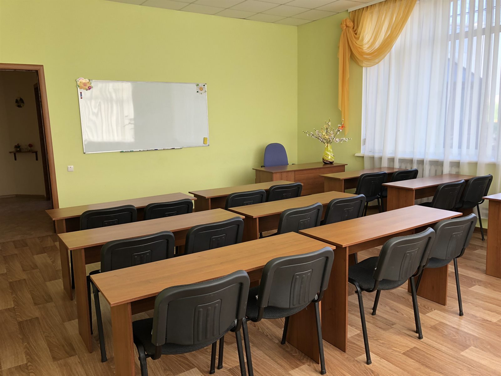 Навчальний кабінет центру з партами, стільцями й дошкою