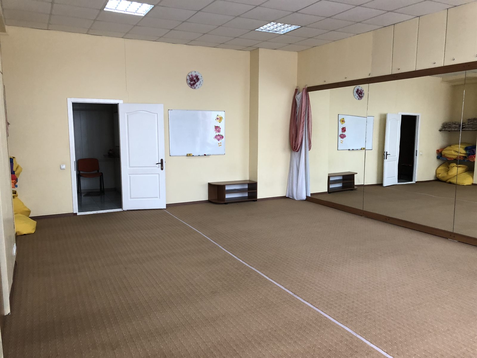 Простора зала центру із дзеркальною стіною